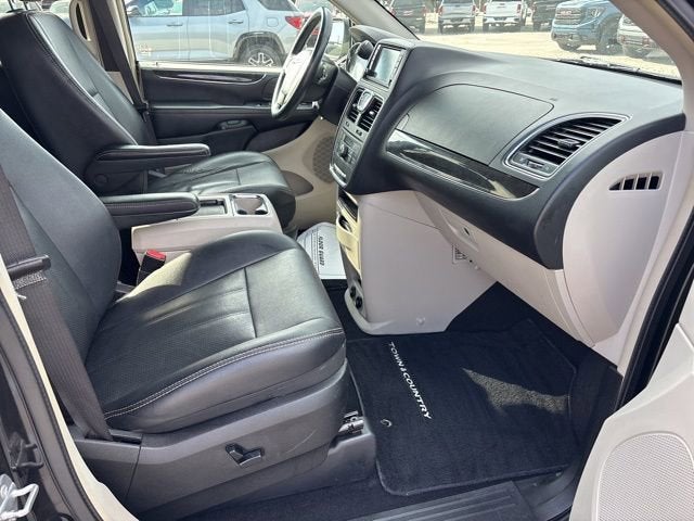 2015 Chrysler Town & Country Touring-L