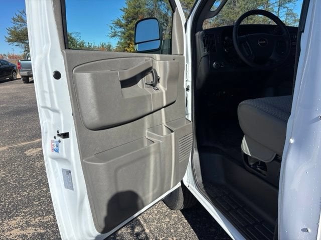 2025 GMC Savana Cutaway 3500 1WT