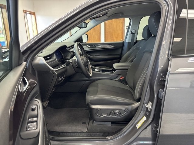 2022 Jeep Grand Cherokee Laredo 4x4