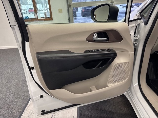 2022 Chrysler Voyager LX