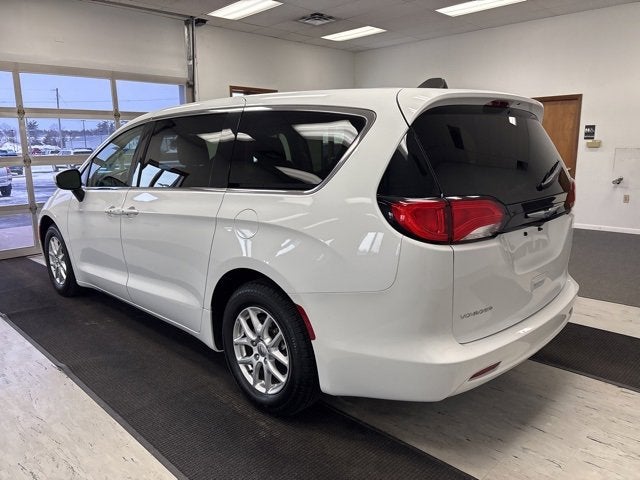 2022 Chrysler Voyager LX